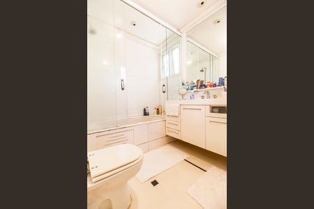 Casa de condomínio à venda com 414m², 4 quartos e 4 vagasBanheiro da Suíte