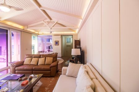 Casa de condomínio à venda com 414m², 4 quartos e 4 vagasÁrea comum - Salão de festas