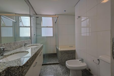 Apartamento à venda com 136m², 3 quartos e 3 vagasBanheiro da Suíte