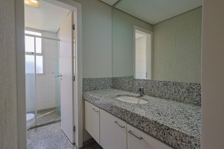 Banheiro de apartamento à venda com 3 quartos, 136m² em Santo Agostinho, Belo Horizonte