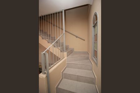 Casa para alugar com 395m², 5 quartos e 8 vagasEscada