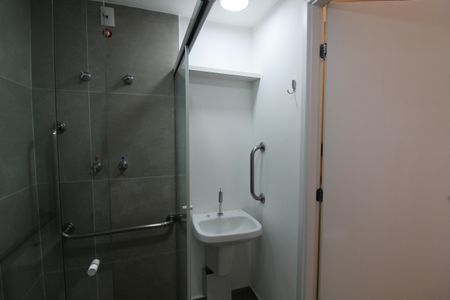 Banheiro de apartamento para alugar com 1 quarto, 28m² em Butantã, São Paulo