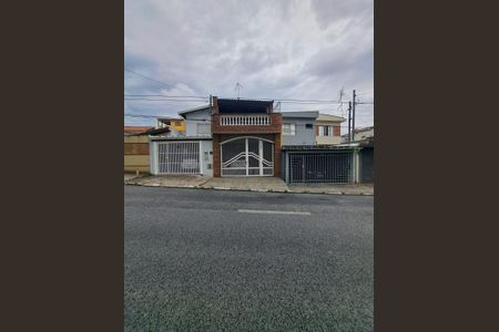 Casa à venda com 246m², 2 quartos e 2 vagasFachada