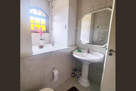 Casa à venda com 246m², 2 quartos e 2 vagasBanheiro da Suíte 1