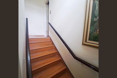 Casa à venda com 246m², 2 quartos e 2 vagasEscada