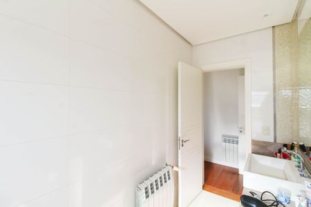 Casa de condomínio à venda com 317m², 4 quartos e 4 vagasBanheiro da Suíte 2