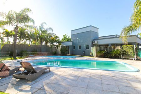 Casa de condomínio à venda com 317m², 4 quartos e 4 vagas Casa de condomínio à venda com 317m², 4 quartos e 4 vagasÁrea comum - Piscina