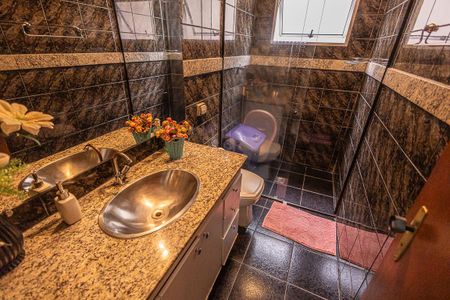 Casa à venda com 210m², 4 quartos e 2 vagasBanheiro