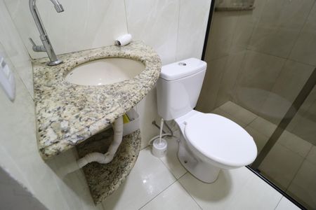 Banheiro Social de kitnet/studio para alugar com 1 quarto, 25m² em Martins, Uberlândia
