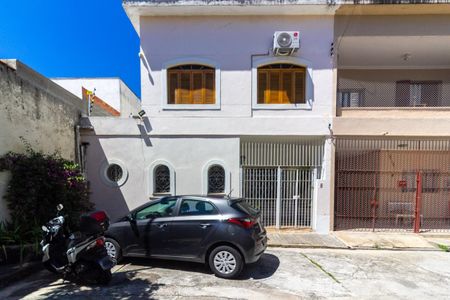 Casa à venda com 160m², 4 quartos e 2 vagas Casa à venda com 160m², 4 quartos e 2 vagasFachada