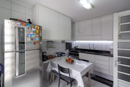 Casa à venda com 160m², 4 quartos e 2 vagas Casa à venda com 160m², 4 quartos e 2 vagasCozinha