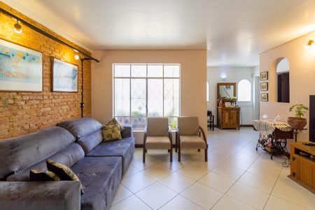 Casa à venda com 160m², 4 quartos e 2 vagas Casa à venda com 160m², 4 quartos e 2 vagasSala de estar