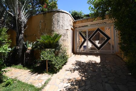 Casa de condomínio para alugar com 476m², 4 quartos e 2 vagasFachada / Placa