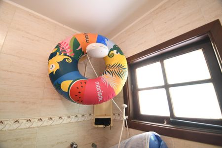 Casa de condomínio para alugar com 476m², 4 quartos e 2 vagasBanheiro de serviço