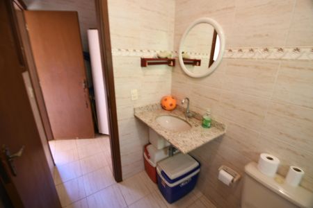 Casa de condomínio para alugar com 476m², 4 quartos e 2 vagasBanheiro de serviço