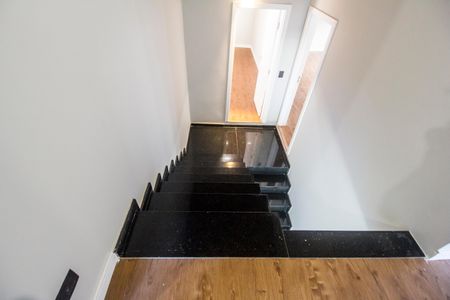 Casa de condomínio à venda com 400m², 4 quartos e 6 vagas Casa de condomínio à venda com 400m², 4 quartos e 6 vagasEscada