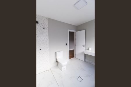 Casa de condomínio à venda com 400m², 4 quartos e 6 vagas Casa de condomínio à venda com 400m², 4 quartos e 6 vagasBanheiro da Suíte