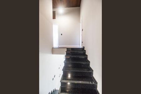 Casa de condomínio à venda com 400m², 4 quartos e 6 vagas Casa de condomínio à venda com 400m², 4 quartos e 6 vagasEscada