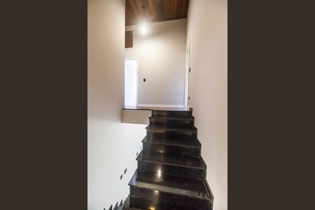 Casa de condomínio à venda com 400m², 4 quartos e 6 vagas Casa de condomínio à venda com 400m², 4 quartos e 6 vagasEscada