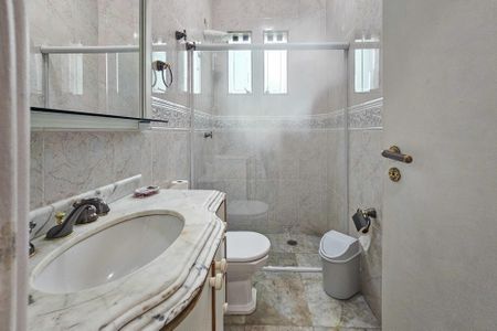 Casa de condomínio para alugar com 480m², 4 quartos e 6 vagasBanheiro