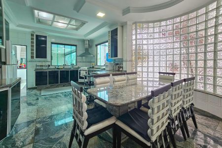 Casa de condomínio para alugar com 480m², 4 quartos e 6 vagasCopa