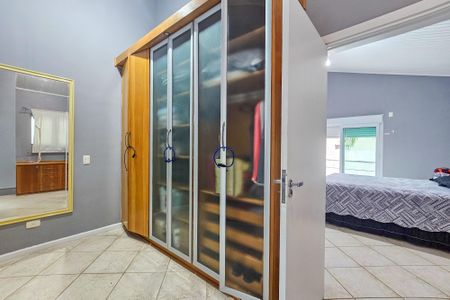Casa de condomínio para alugar com 480m², 4 quartos e 6 vagasCloset da Suíte 2