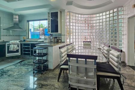 Casa de condomínio para alugar com 480m², 4 quartos e 6 vagasCopa