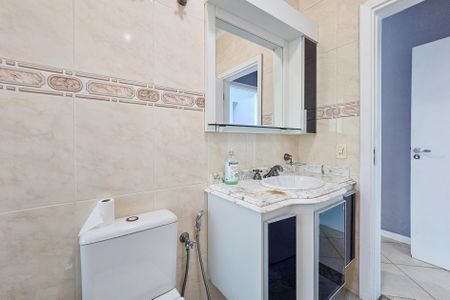 Casa de condomínio para alugar com 480m², 4 quartos e 6 vagasBanheiro da Suíte 1