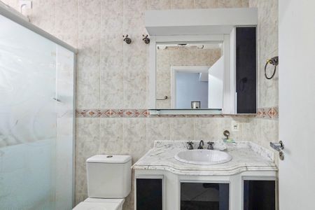 Casa de condomínio para alugar com 480m², 4 quartos e 6 vagasBanheiro da Suíte 3