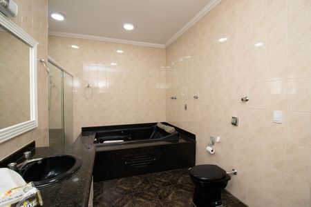 Casa à venda com 539m², 4 quartos e 4 vagas Casa à venda com 539m², 4 quartos e 4 vagasBanheiro da Suíte 1