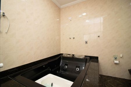 Casa à venda com 539m², 4 quartos e 4 vagas Casa à venda com 539m², 4 quartos e 4 vagasBanheiro da Suíte 1