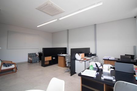 Casa à venda com 539m², 4 quartos e 4 vagas Casa à venda com 539m², 4 quartos e 4 vagasEscritório