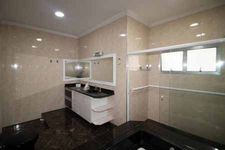 Casa à venda com 539m², 4 quartos e 4 vagas Casa à venda com 539m², 4 quartos e 4 vagasBanheiro da Suíte 1