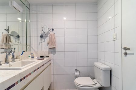 Apartamento à venda com 134m², 3 quartos e 2 vagasBanheiro da Suíte 1
