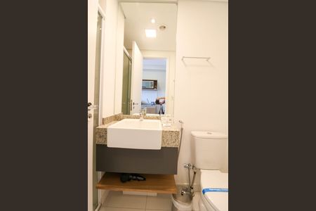 Banheiro de kitnet/studio para alugar com 1 quarto, 22m² em Jardim das Acácias, São Paulo