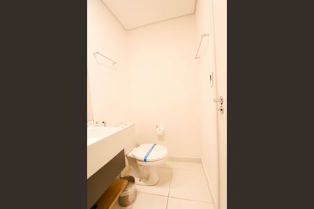 Banheiro de kitnet/studio para alugar com 1 quarto, 22m² em Jardim das Acácias, São Paulo