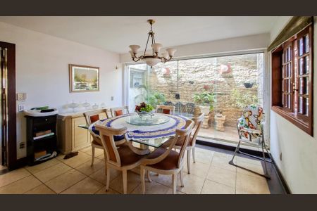 Casa à venda com 360m², 4 quartos e 4 vagas Casa à venda com 360m², 4 quartos e 4 vagasSala de Jantar