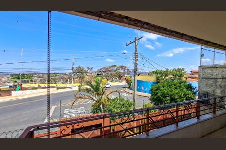 Casa à venda com 360m², 4 quartos e 4 vagas Casa à venda com 360m², 4 quartos e 4 vagasVaranda 2