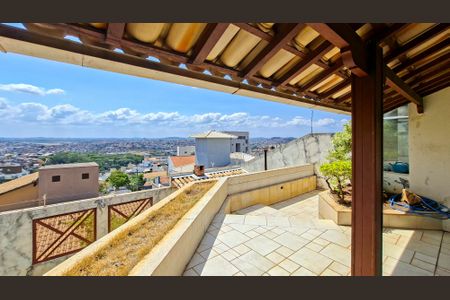 Casa à venda com 360m², 4 quartos e 4 vagas Casa à venda com 360m², 4 quartos e 4 vagasVaranda