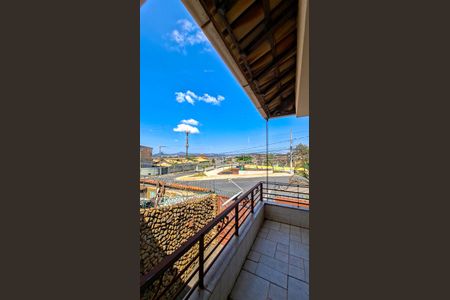 Casa à venda com 360m², 4 quartos e 4 vagas Casa à venda com 360m², 4 quartos e 4 vagasVaranda 2