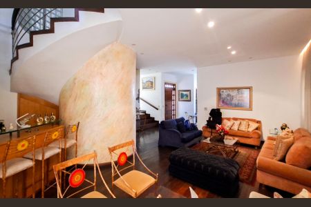 Casa à venda com 360m², 4 quartos e 4 vagas Casa à venda com 360m², 4 quartos e 4 vagasSala