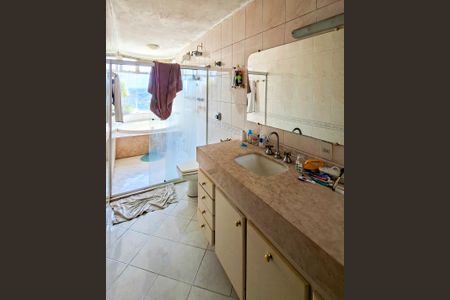 Casa à venda com 360m², 4 quartos e 4 vagas Casa à venda com 360m², 4 quartos e 4 vagasBanheiro da Suíte