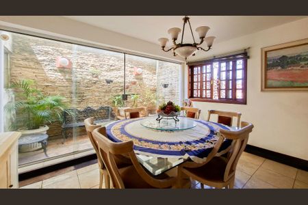 Casa à venda com 360m², 4 quartos e 4 vagas Casa à venda com 360m², 4 quartos e 4 vagasSala de Jantar