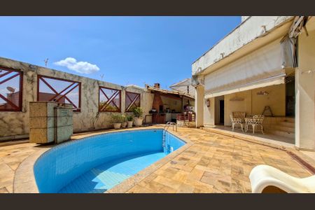 Casa à venda com 360m², 4 quartos e 4 vagas Casa à venda com 360m², 4 quartos e 4 vagasQuintal