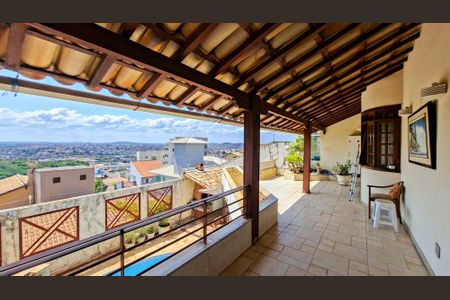 Casa à venda com 360m², 4 quartos e 4 vagas Casa à venda com 360m², 4 quartos e 4 vagasVaranda