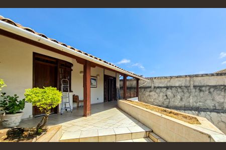 Casa à venda com 360m², 4 quartos e 4 vagas Casa à venda com 360m², 4 quartos e 4 vagasVaranda