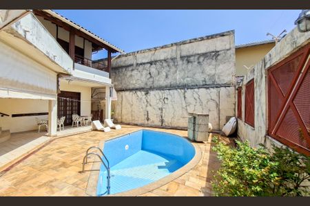 Casa à venda com 360m², 4 quartos e 4 vagas Casa à venda com 360m², 4 quartos e 4 vagasQuintal