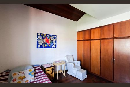 Casa à venda com 360m², 4 quartos e 4 vagas Casa à venda com 360m², 4 quartos e 4 vagasQuarto 2