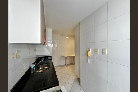 Apartamento à venda com 141m², 4 quartos e 3 vagas Apartamento à venda com 141m², 4 quartos e 3 vagasCozinha e Área de Serviço