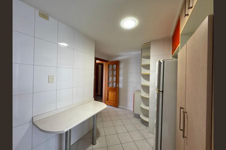 Apartamento à venda com 141m², 4 quartos e 3 vagas Apartamento à venda com 141m², 4 quartos e 3 vagasCozinha e Área de Serviço